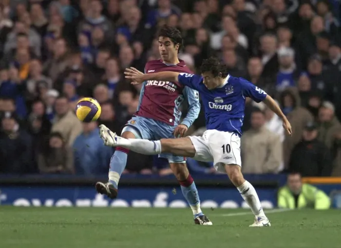 Framed Print : Simon Davies - Everton in action against Juan Pablo Angel - Aston Villa