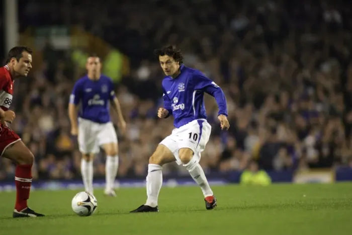 Framed Print : Simon Davies: Everton's Midfield Maestro Dishing Out Perfect Passes Framed Print : Simon Davies: Everton's Midfield Maestro Dishing Out Perfect Passes