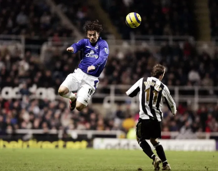 Framed Print : Soaring High: Simon Davies Glorious Moment at Everton Football Club