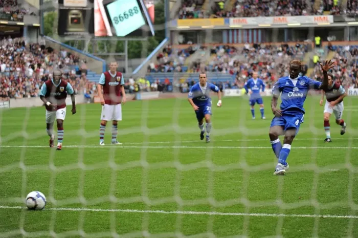Framed Print : Soccer - Barclays Premier League - Burnley v Everton - Turf Moor Framed Print : Soccer - Barclays Premier League - Burnley v Everton - Turf Moor