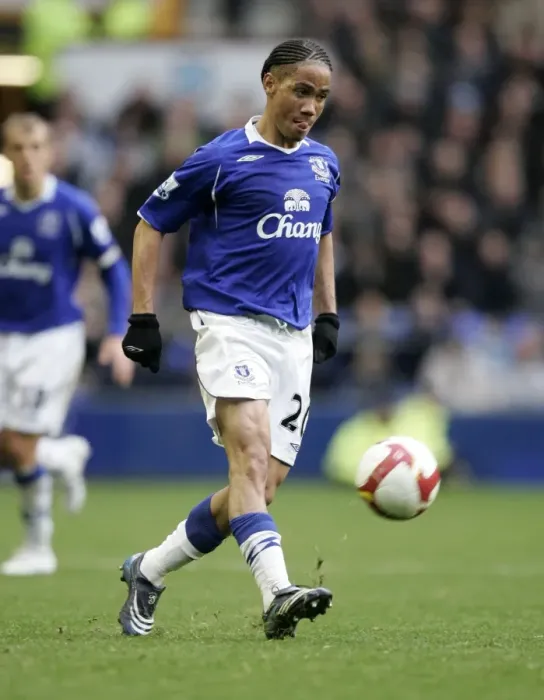 Framed Print : Steven Pienaar in Action for Everton, 2008-09 Season