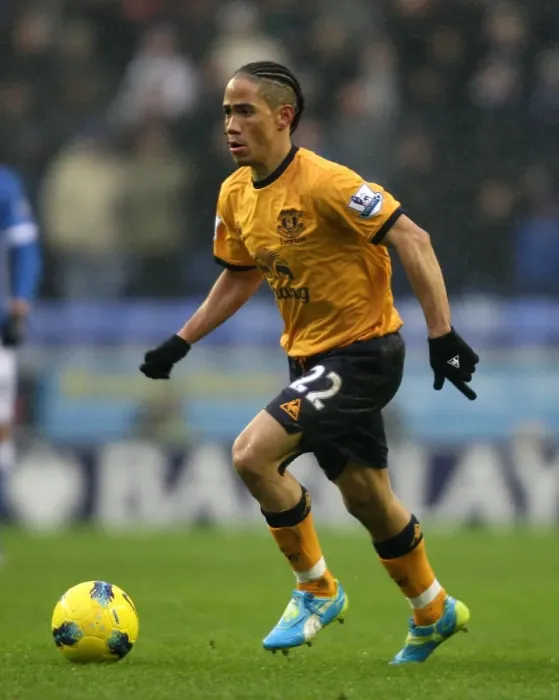 Framed Print : Steven Pienaar in Action: Everton vs. Wigan Athletic, Barclays Premier League (February 2012)