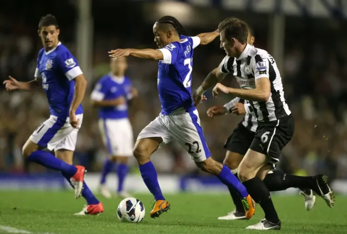 Framed Print : Steven Pienaar Charges Forward: Everton vs Newcastle United, Barclays Premier League, Goodison Park (September 17, 2012) Framed Print : Steven Pienaar Charges Forward: Everton vs Newcastle United, Barclays Premier League, Goodison Park (September 17, 2012)