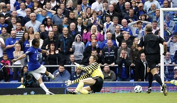 Steven Pienaar Scores the Opener: Everton's Thrilling Goal Against Manchester United at Goodison Park, Barclays Premier League