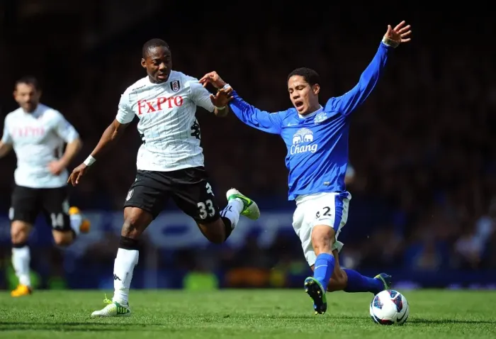 Framed Print : Steven Pienaar vs Eyong Enoh: A Battle for Supremacy at Goodison Park (Everton 1-0) Framed Print : Steven Pienaar vs Eyong Enoh: A Battle for Supremacy at Goodison Park (Everton 1-0)
