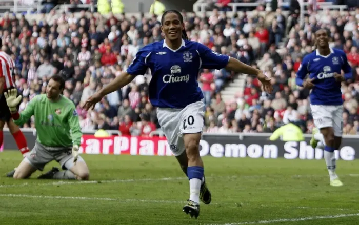Framed Print : Steven Pienaar's Thrilling Premier League Debut Goal for Everton at Sunderland's Stadium of Light (08-09) Framed Print : Steven Pienaar's Thrilling Premier League Debut Goal for Everton at Sunderland's Stadium of Light (08-09)
