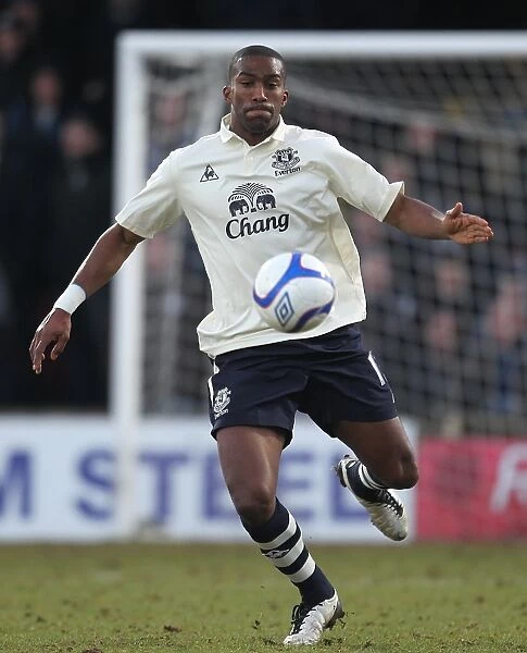 Sylvain Distin in FA Cup Action at Scunthorpe United's Glanford Park (08.01.2011)