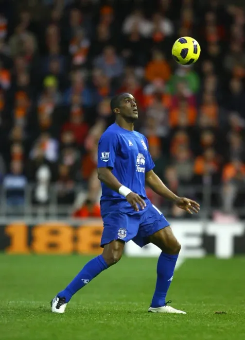 Framed Print : Sylvain Distin Faces Off: Everton vs. Blackpool, Barclays Premier League (November 6, 2010) Framed Print : Sylvain Distin Faces Off: Everton vs. Blackpool, Barclays Premier League (November 6, 2010)