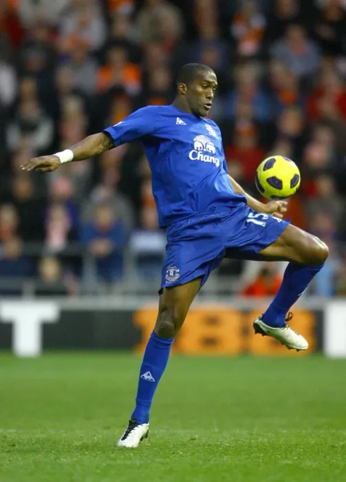 Framed Print : Sylvain Distin Faces Off in Everton's Barclays Premier League Clash Against Blackpool (November 6, 2010)