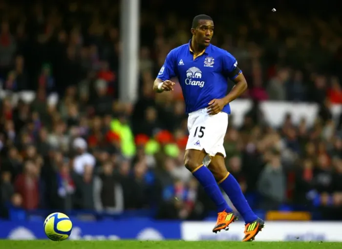 Framed Print : Sylvain Distin Leads Everton Past Tamworth in FA Cup Third Round (07.01.2012) Framed Print : Sylvain Distin Leads Everton Past Tamworth in FA Cup Third Round (07.01.2012)