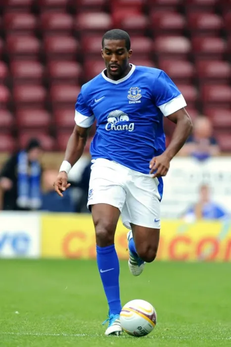 Framed Print : Sylvain Distin Leads Everton in Pre-Season Friendly at Fir Park Stadium Framed Print : Sylvain Distin Leads Everton in Pre-Season Friendly at Fir Park Stadium