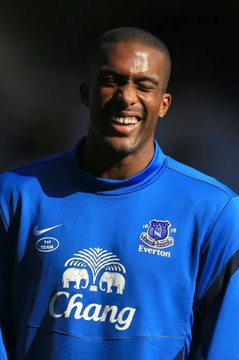 Framed Print : Sylvain Distin's Triumphant Celebration: Everton's 3-1 Victory Over Southampton (BPL 2012-13) at Goodison Park