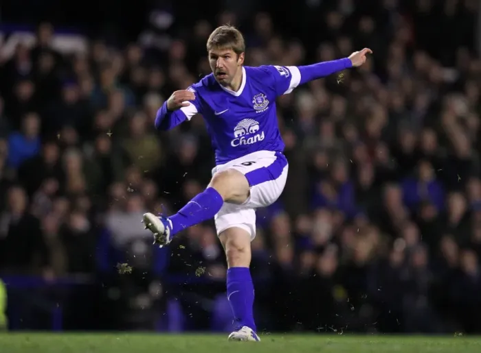 Framed Print : Thomas Hitzlsperger's Battle: Everton vs Arsenal - A Dramatic Draw at Goodison Park (28-11-2012)