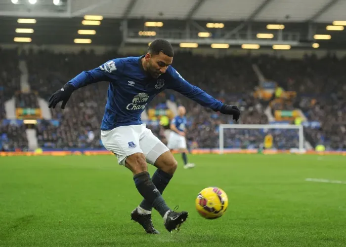 Framed Print : Thrilling Action: Aaron Lennon of Everton vs Leicester City at Goodison Park