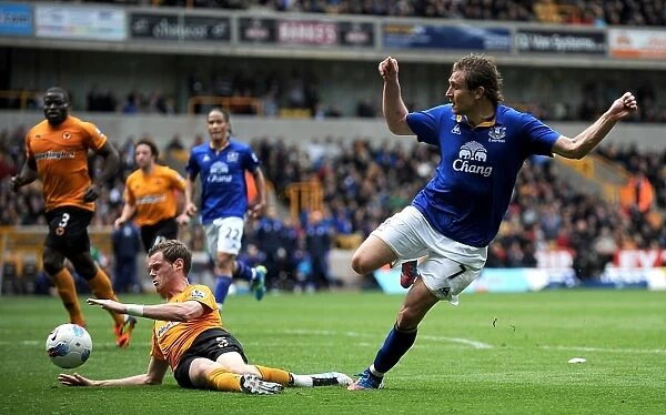 Thrilling Barclays Premier League Showdown: Everton's Jelavic Chases Victory at Molineux Stadium (06 May 2012)