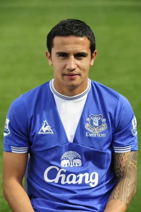 Framed Print : Tim Cahill in Everton FC Team Photo (2009-10) Framed Print : Tim Cahill in Everton FC Team Photo (2009-10)