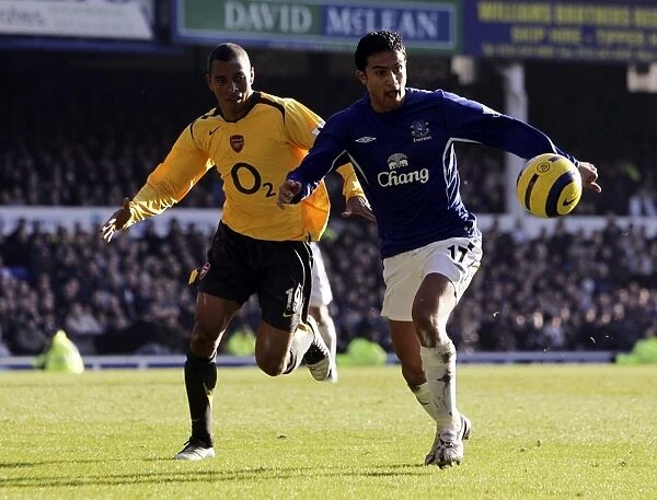 Tim Cahill's Defiant Stand: Everton vs Arsenal - Cahill Holds Off Gilberto