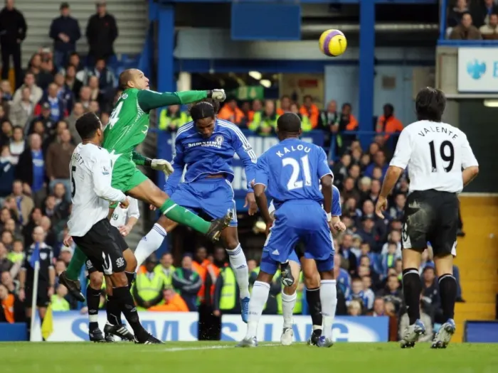 Framed Print : Tim Howard: Clearing the Path for Everton Against Chelsea, Barclays Premier League, 2007
