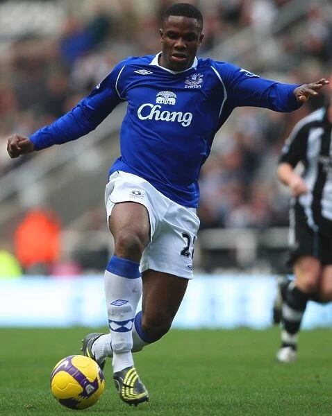Victor Anichebe in Action: Everton's Star Performance, 08 / 09 Season