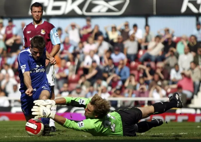Framed Print : West Ham United v Everton Robert Green saves from James Beattie