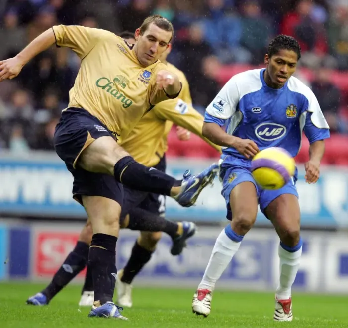 Framed Print : Wigan Athletic v Everton - Alan Stubbs and Antonio Valencia Framed Print : Wigan Athletic v Everton - Alan Stubbs and Antonio Valencia
