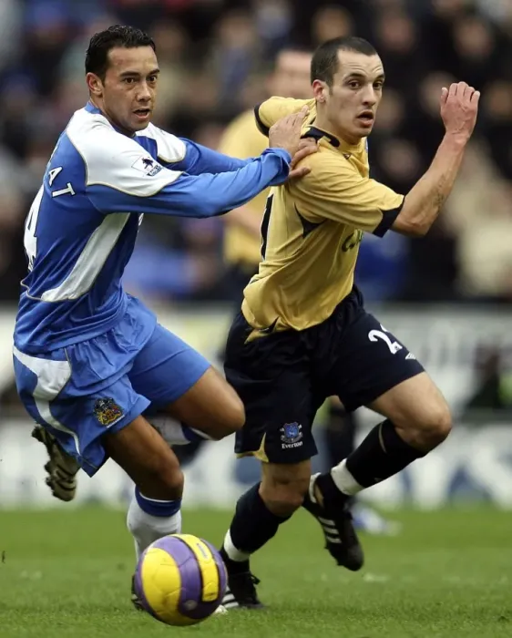 Framed Print : Wigan Athletic v EvertonStadium -Leon Osman and Denny Landzaat Framed Print : Wigan Athletic v EvertonStadium -Leon Osman and Denny Landzaat