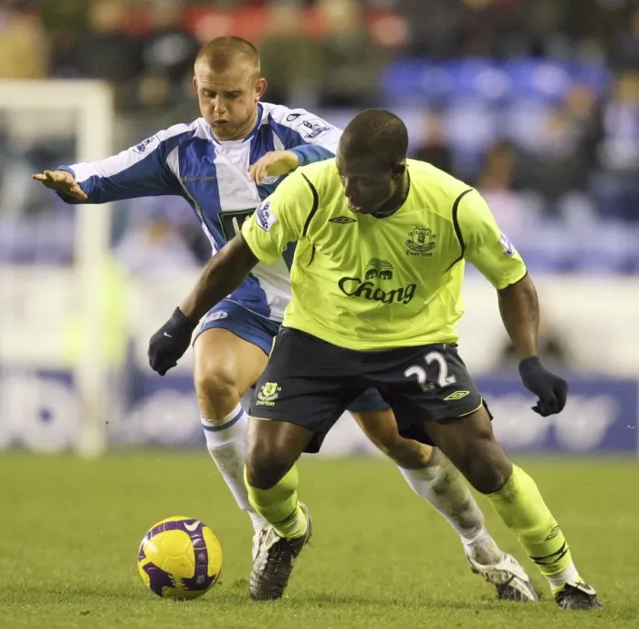 Framed Print : Yakubu vs Cattermole: Intense Clash in Wigan Athletic vs Everton Premier League Match