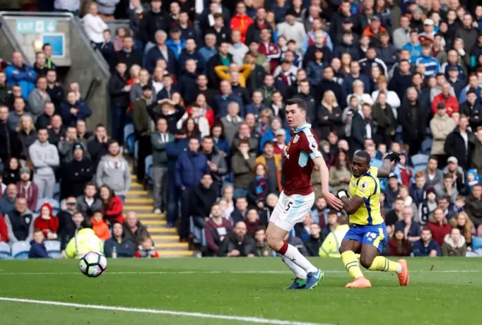 Framed Print : Yannick Bolasie Scores the Opener: Everton at Burnley's Turf Moor (Premier League)