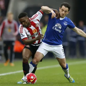 Baines vs Defoe: Intense Battle for Ball Possession - Sunderland vs Everton, Barclays Premier League