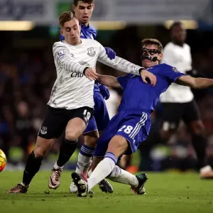 Battle for the Ball: Azpilicueta vs. Deulofeu - Premier League Clash between Chelsea and Everton Battle for the Ball: Azpilicueta vs. Deulofeu - Premier League Clash between Chelsea and Everton