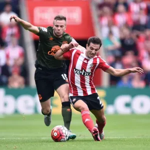 Battle for the Ball: Cleverly vs. Soares - Southampton vs. Everton, Premier League Battle for the Ball: Cleverly vs. Soares - Southampton vs. Everton, Premier League