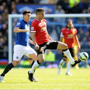 Battle for the Ball: Gareth Barry vs. Robin van Persie - Everton vs. Manchester United, Premier League, Goodison Park Battle for the Ball: Gareth Barry vs. Robin van Persie - Everton vs. Manchester United, Premier League, Goodison Park