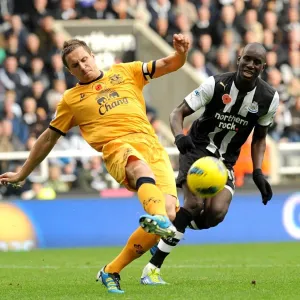 Battle for the Ball: Jagielka vs Ba - Everton vs Newcastle United, Premier League (2011) Battle for the Ball: Jagielka vs Ba - Everton vs Newcastle United, Premier League (2011)