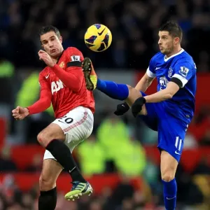 Battle for the Ball: Mirallas vs. van Persie - Manchester United vs. Everton (2-0) at Old Trafford