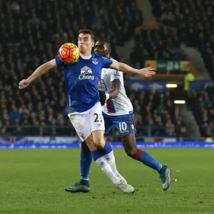 Battle for the Ball: Seamus Coleman vs. Yannick Bolasie - Everton vs. Crystal Palace, Premier League