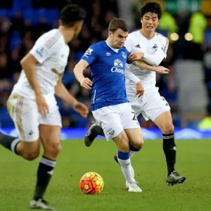 Battle for the Ball: Seamus Coleman vs. Ki Sung-yueng - Everton vs. Swansea City, Premier League Battle for the Ball: Seamus Coleman vs. Ki Sung-yueng - Everton vs. Swansea City, Premier League