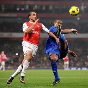 Battle for the Ball: Walcott vs. Distin - Arsenal vs. Everton Rivalry (01 February 2011) Battle for the Ball: Walcott vs. Distin - Arsenal vs. Everton Rivalry (01 February 2011)