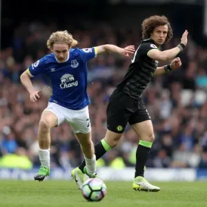 Battle at Goodison Park: Tom Davies vs David Luiz - A Clash of Midfield Titans Battle at Goodison Park: Tom Davies vs David Luiz - A Clash of Midfield Titans