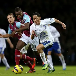 Battling for the Ball: Maiga vs. Pienaar in the Intense West Ham vs. Everton Premier League Clash (Upton Park, 22-12-2012)