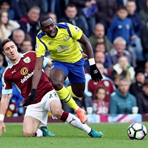 Burnley vs Everton: Intense Battle for Possession - Yannick Bolasie vs Stephen Ward