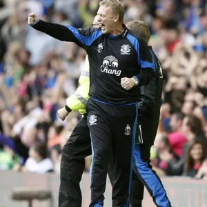 David Moyes Jubilates: Steven Pienaar Scores Everton's First Goal Against Manchester United at Goodison Park (BPL) David Moyes Jubilates: Steven Pienaar Scores Everton's First Goal Against Manchester United at Goodison Park (BPL)