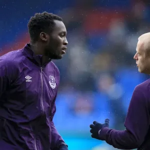 Deep in Thought: Lukaku and Naismith's Intense Prematch Conversation at Crystal Palace Deep in Thought: Lukaku and Naismith's Intense Prematch Conversation at Crystal Palace