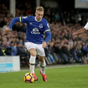 Deulofeu vs Routledge: Intense Battle for Ball at Goodison Park - Everton vs Swansea City, Premier League Deulofeu vs Routledge: Intense Battle for Ball at Goodison Park - Everton vs Swansea City, Premier League