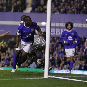 Dramatic Last-Minute Header Clearance: Anichebe vs. Williamson at Goodison Park Dramatic Last-Minute Header Clearance: Anichebe vs. Williamson at Goodison Park