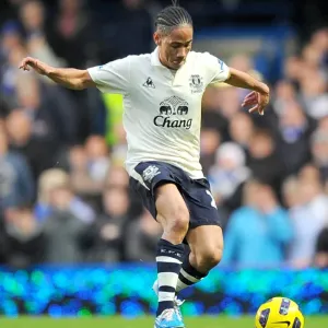 Dynamic Midfielder: Steven Pienaar in Action for Everton Dynamic Midfielder: Steven Pienaar in Action for Everton