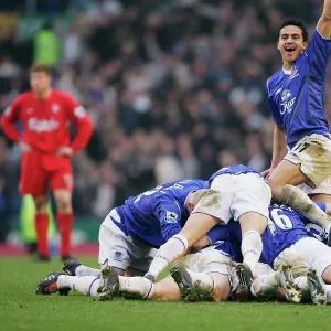 The Everton team pile on Lee Carsley after his goal