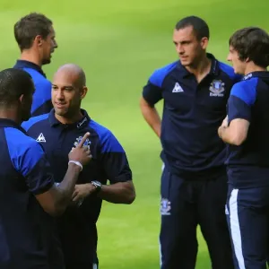 Five Everton Titans: Distin, Jagielka, Howard, Osman, Baines in Action at Weserstadion (02.08.2011) Five Everton Titans: Distin, Jagielka, Howard, Osman, Baines in Action at Weserstadion (02.08.2011)