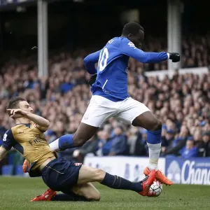 Everton vs Arsenal: Intense Battle Between Lukaku and Koscielny at Goodison Park Everton vs Arsenal: Intense Battle Between Lukaku and Koscielny at Goodison Park