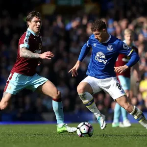 Everton vs Burnley: Ross Barkley vs Jeff Hendrick - Intense Battle for Ball at Goodison Park (Premier League, 2016-17) Everton vs Burnley: Ross Barkley vs Jeff Hendrick - Intense Battle for Ball at Goodison Park (Premier League, 2016-17)