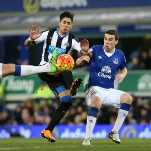 Everton vs Newcastle United: Ayoze Perez vs Jagielka and Coleman - Intense Battle for Possession Everton vs Newcastle United: Ayoze Perez vs Jagielka and Coleman - Intense Battle for Possession
